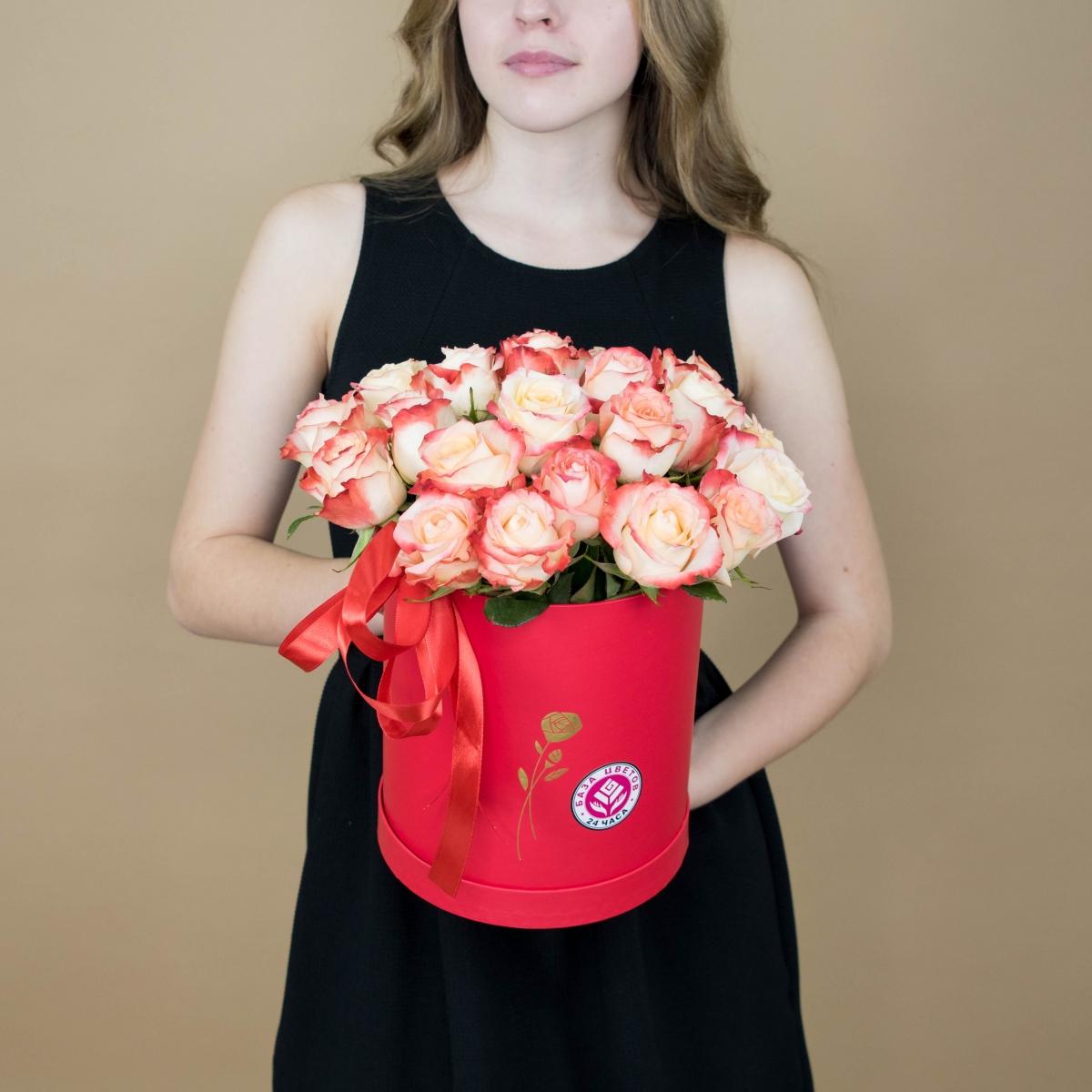 Розы красно-белые в шляпной коробке №  4212